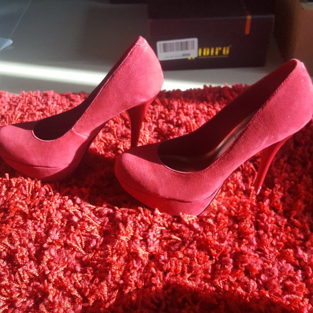 Adorable Berry Steve Madden Pumps